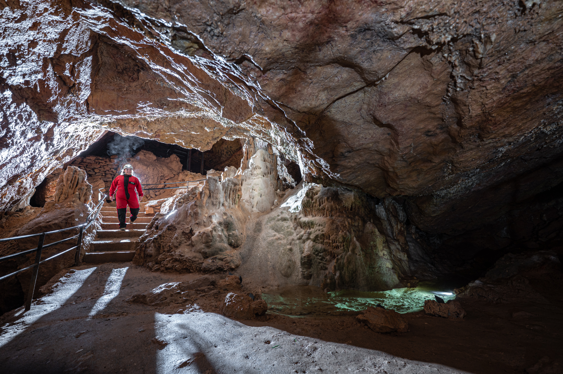Photographie de la grotte gouffre éclairée